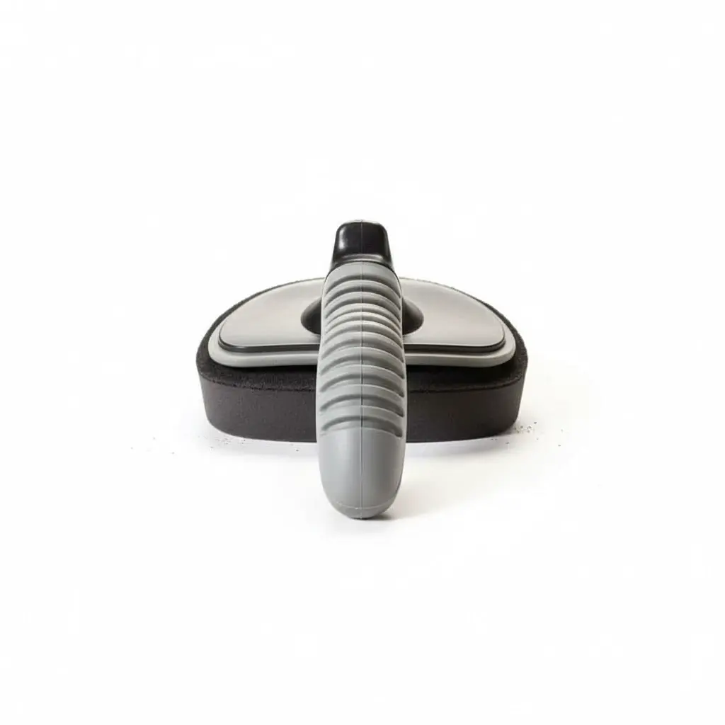 BROTHERS Curved Tire Polishing Brush With 2 Sponge يد بلاستيك برازرز لون رمادي لتلميع الكاوتش + 2 سفنجة سوداء BR/TYRE WAX BRUSH